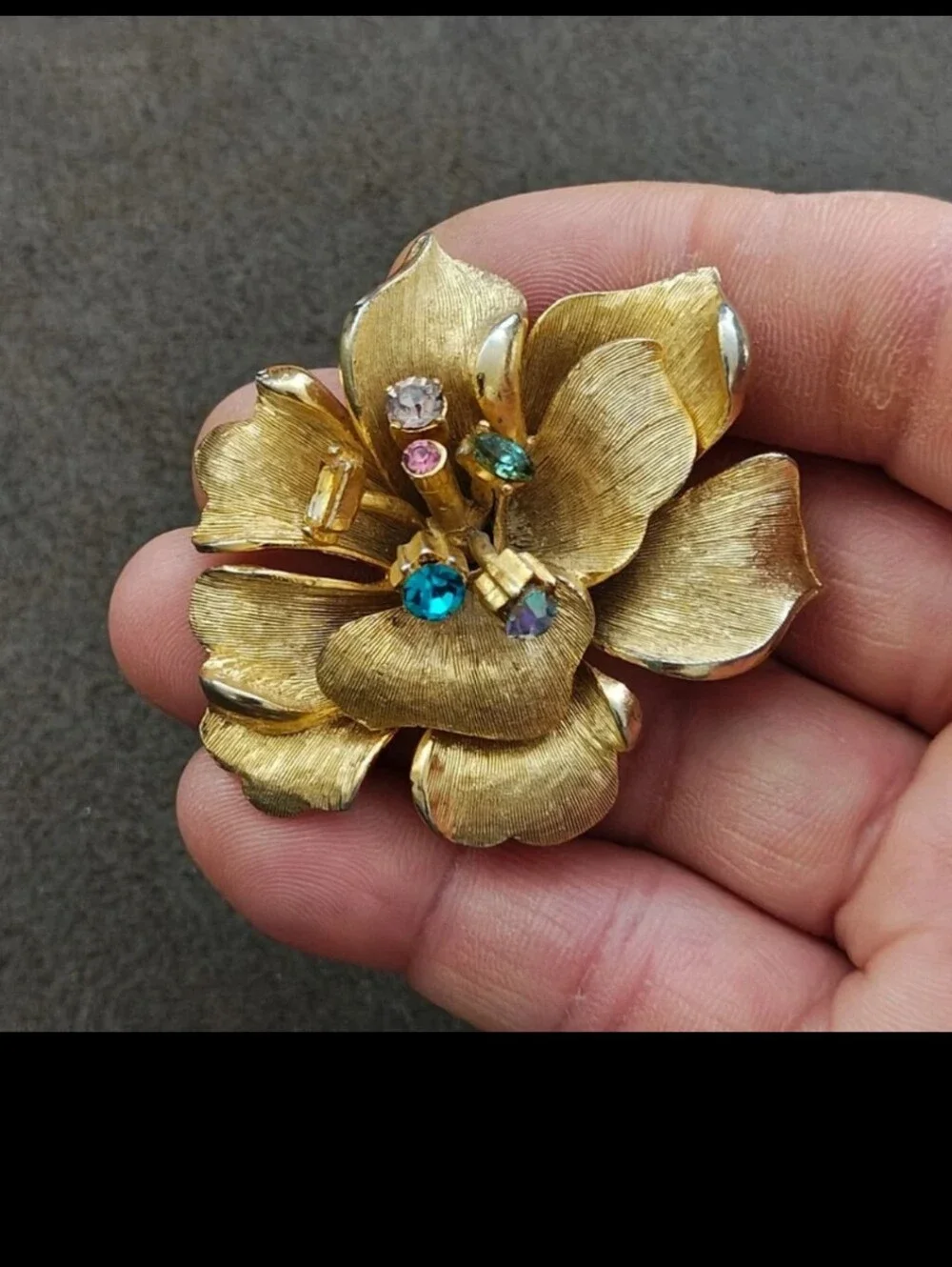 1950s/60s BSK Pansy Flower Gold Tone Textured With Rhinestones Brooch